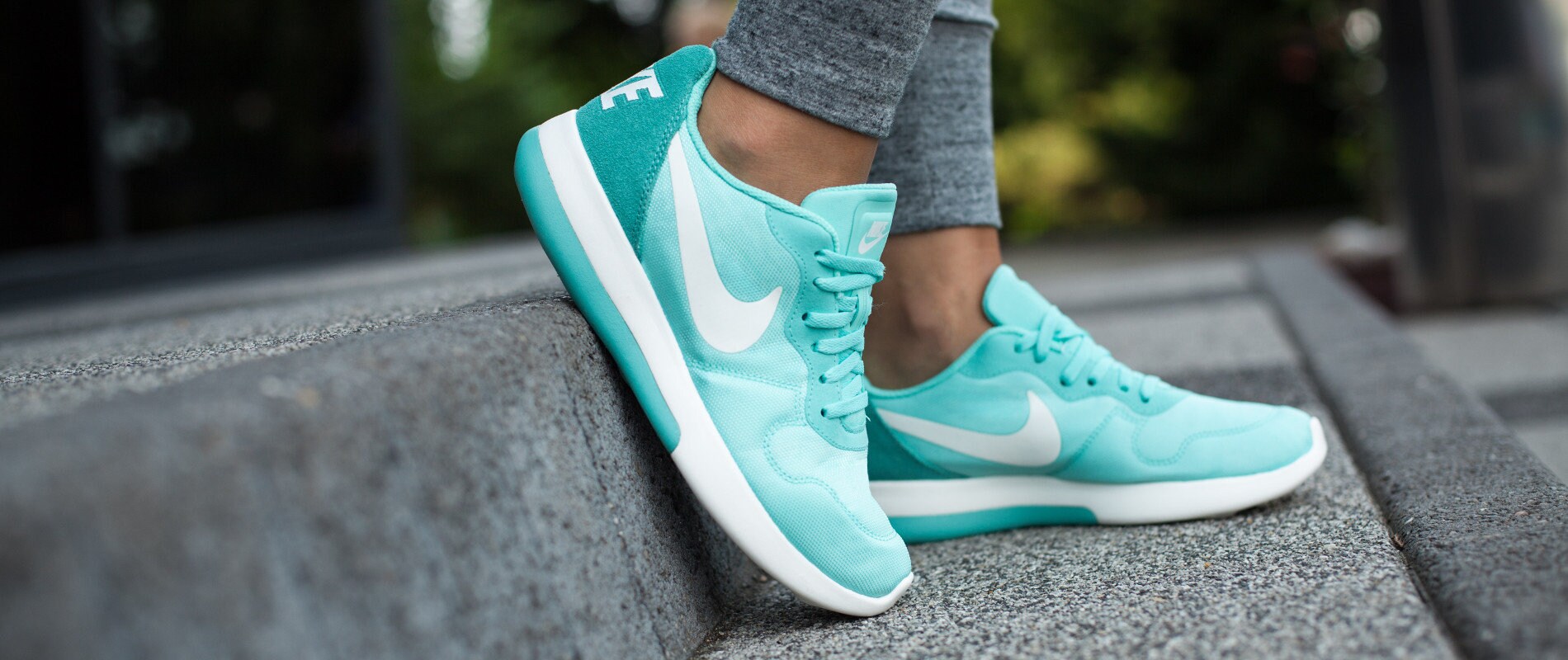 Model Nike MD Runner LW w kolorze miętowym