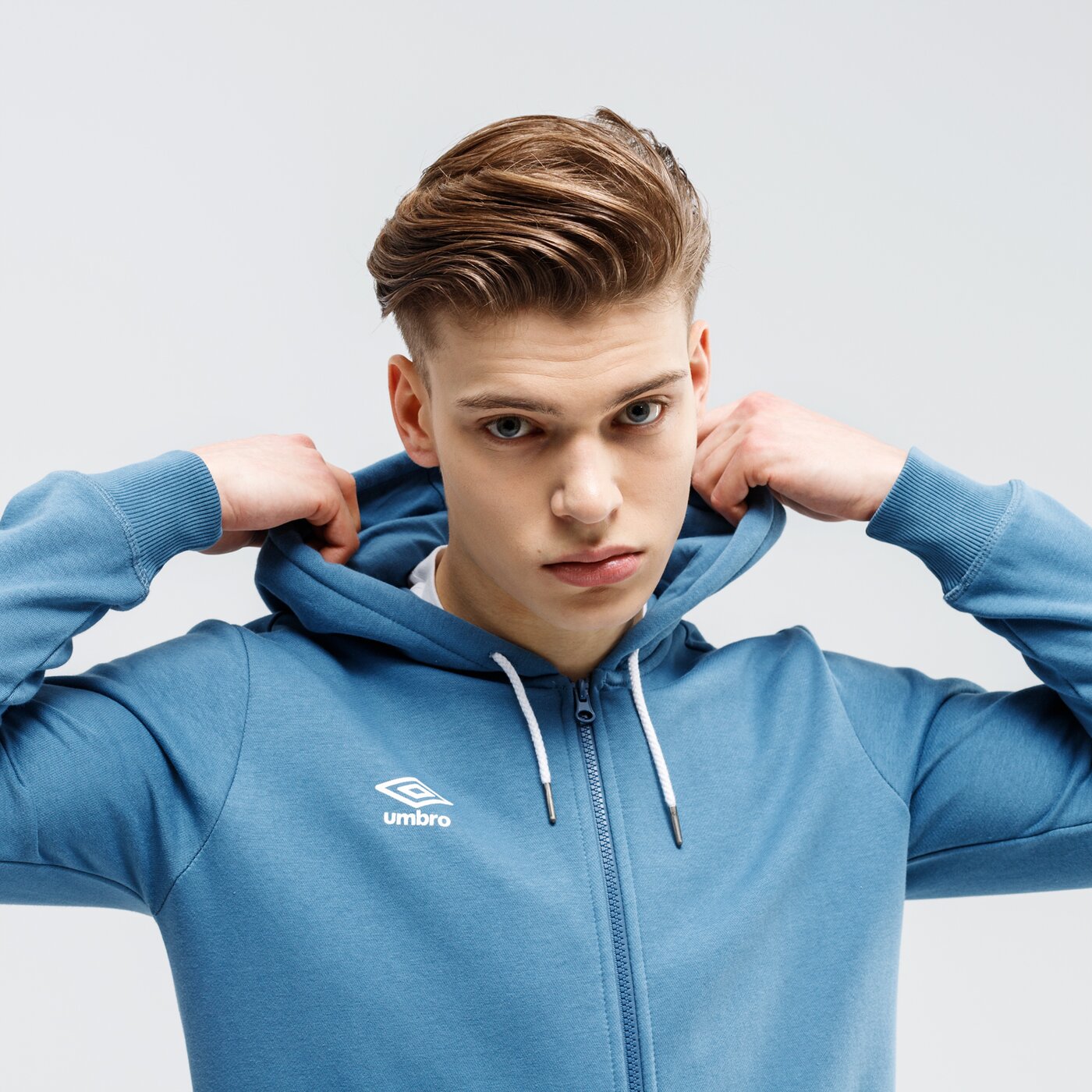 Bluza męska UMBRO BLUZA ROZPINANA Z KAPTUREM FW LARGE LOGO ZIP 65521u-hug kolor niebieski