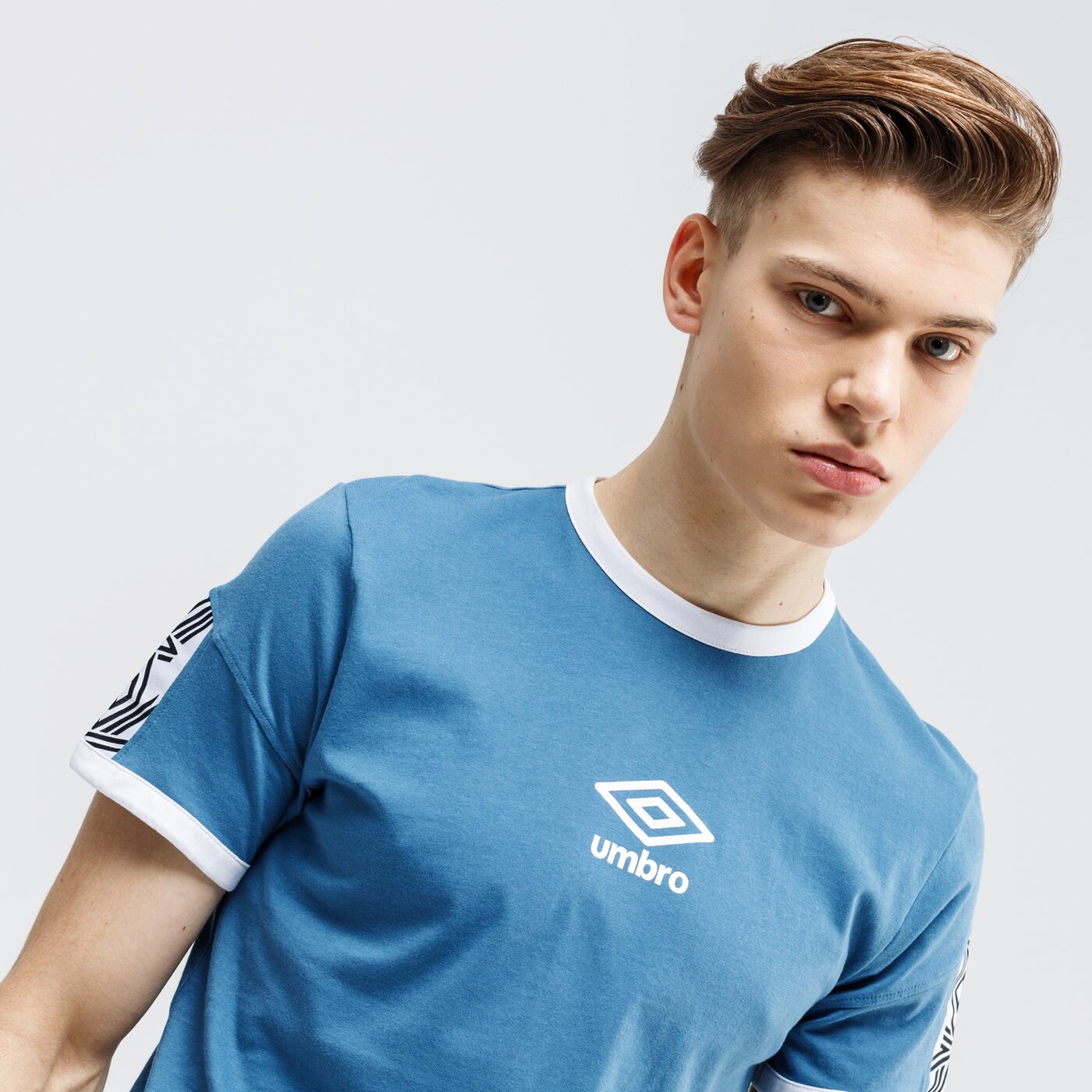 Koszulka męska UMBRO T-SHIRT RINGER TAPED LOGO 65657u-huh kolor niebieski