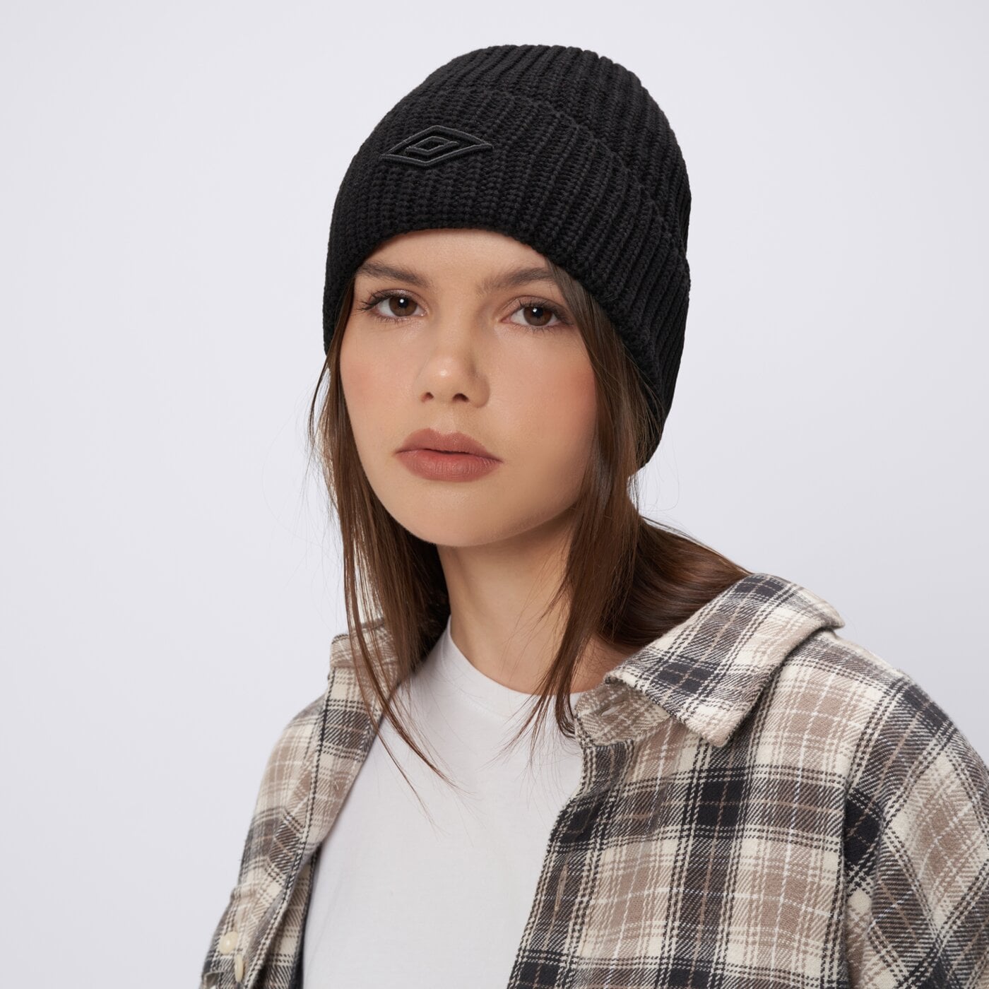 Czapka zimowa damska UMBRO CZAPKA UMBRO ESS BLACK ul325hat10001 kolor czarny