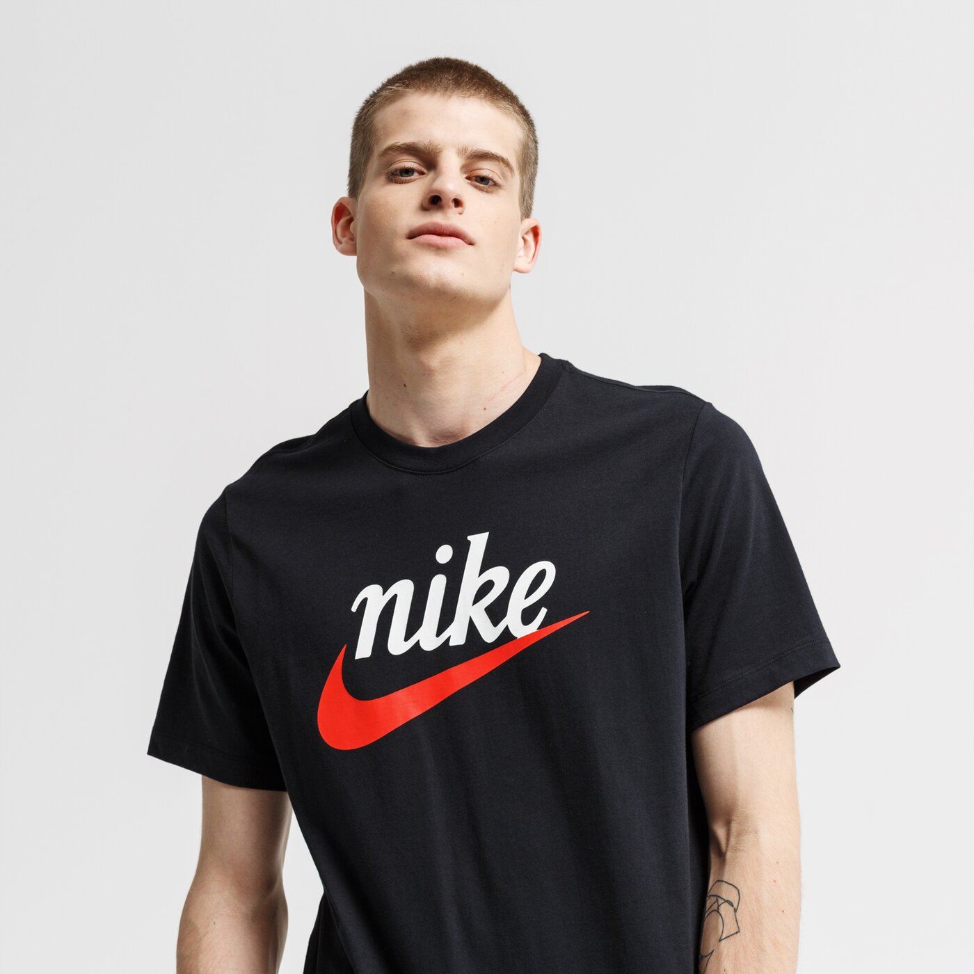 Koszulka męska NIKE T-SHIRT SS M NSW SS HERITAGE+ HBR bv7678-010 kolor czarny