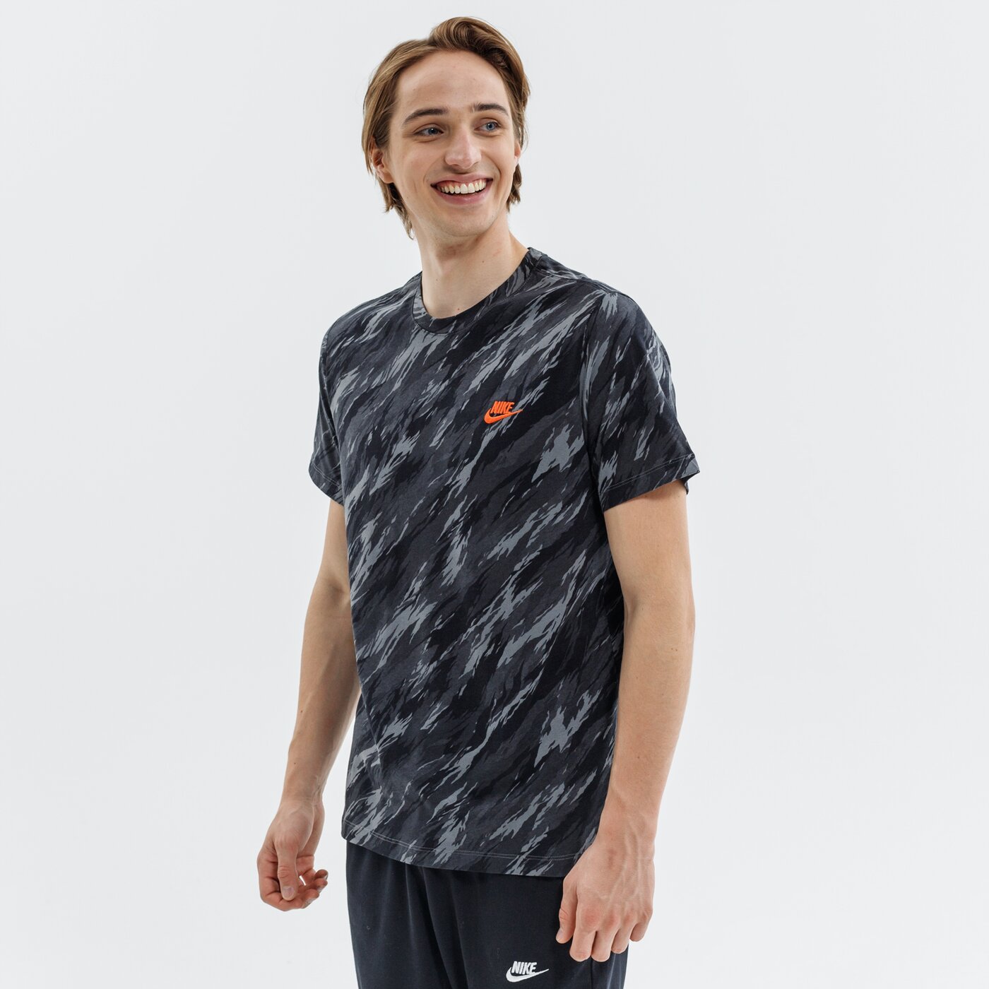 Koszulka męska NIKE T-SHIRT SS M NSW ESSENTIALS AOP dd3372-068 kolor czarny