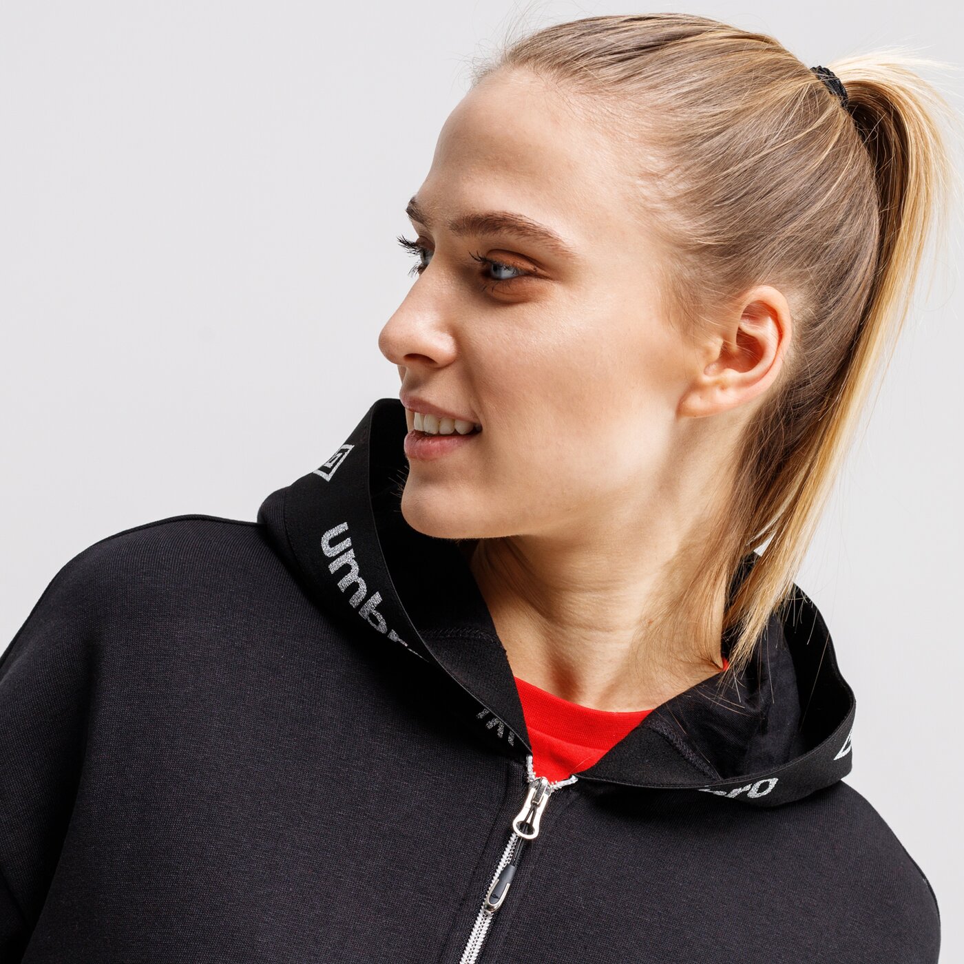 Bluza damska UMBRO BLUZA ROZPINANA Z KAPTUREM BADGER ul121bld39002 kolor czarny