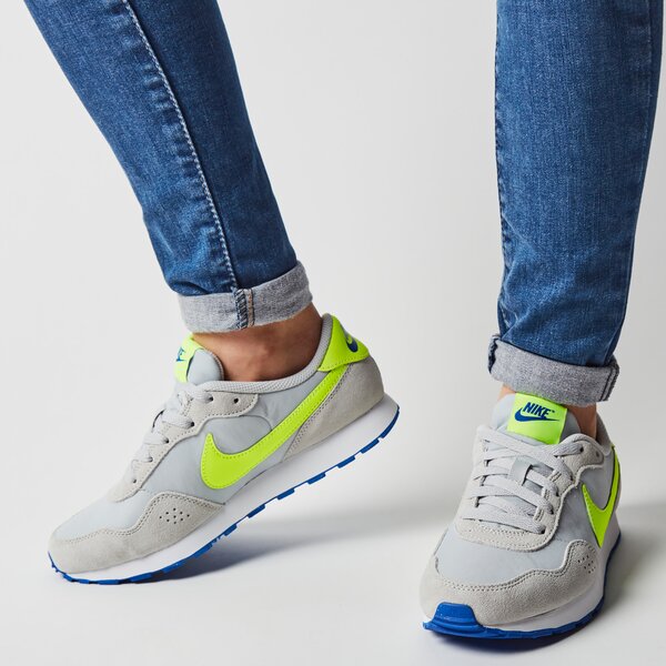 Buty dziecięce NIKE MD VALIANT cn8558-015 kolor szary