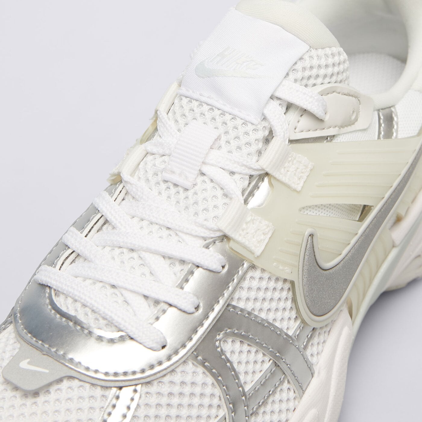 Buty sportowe damskie NIKE V2K RUN  fd0736-104 kolor biały