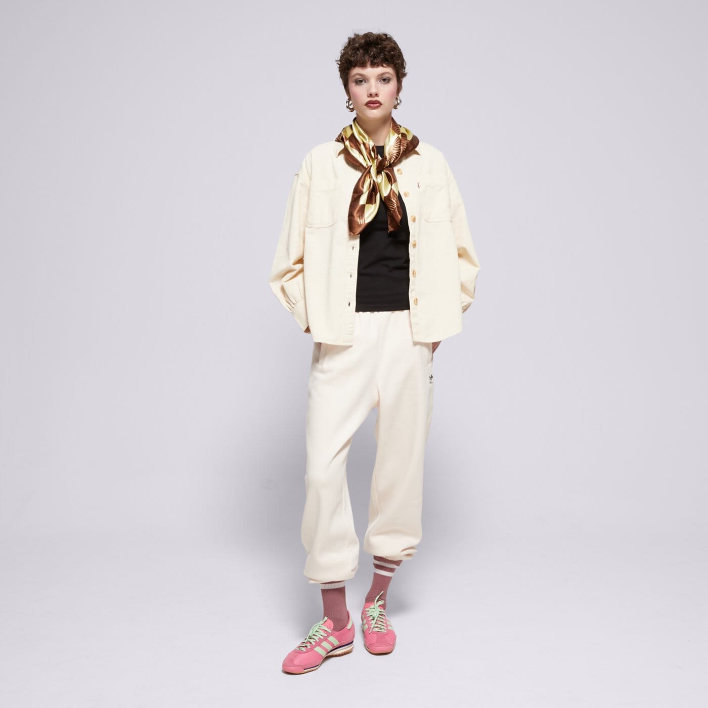 Spodnie dresowe damskie ADIDAS SPODNIE ESS JOGGERS iy9635 kolor biały