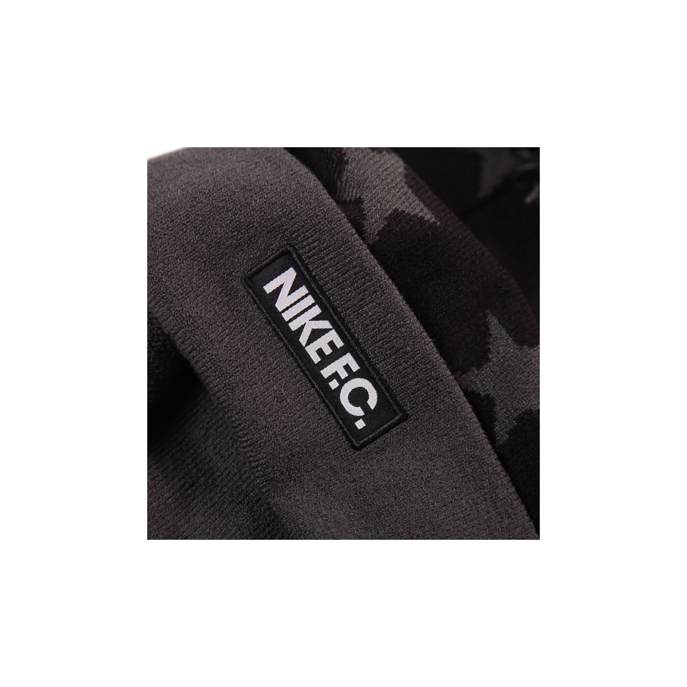 Czapka zimowa damska NIKE CZAPKA FC POM POM 632614010 kolor czarny