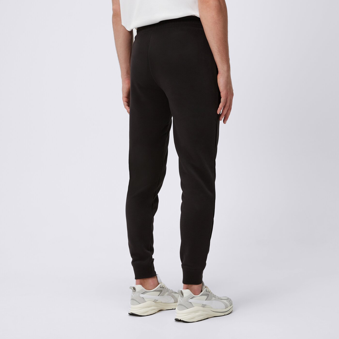 Spodnie dresowe męskie PUMA SPODNIE ESS NO. 1 LOGO SLIM 68264401 kolor czarny