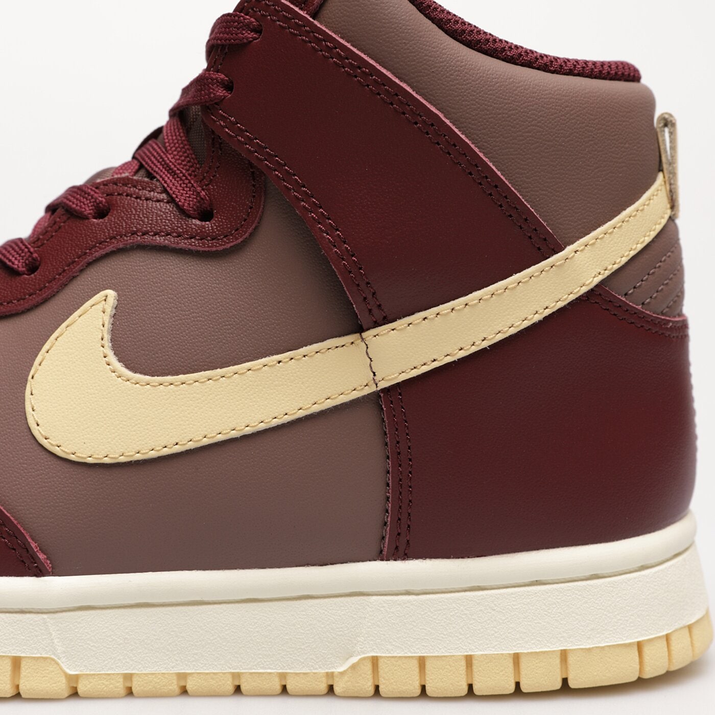 Buty sportowe damskie NIKE DUNK HIGH  dd1869-202 kolor bordowy