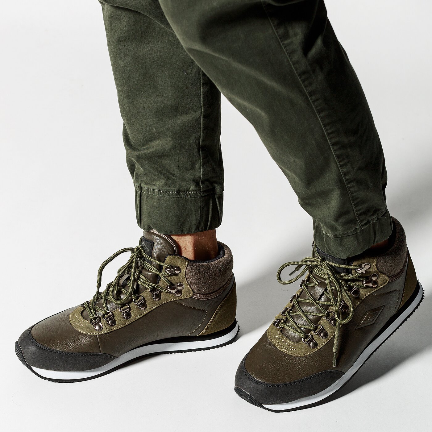 Obuwie outdoor Umbro Maio w kolorze Khaki