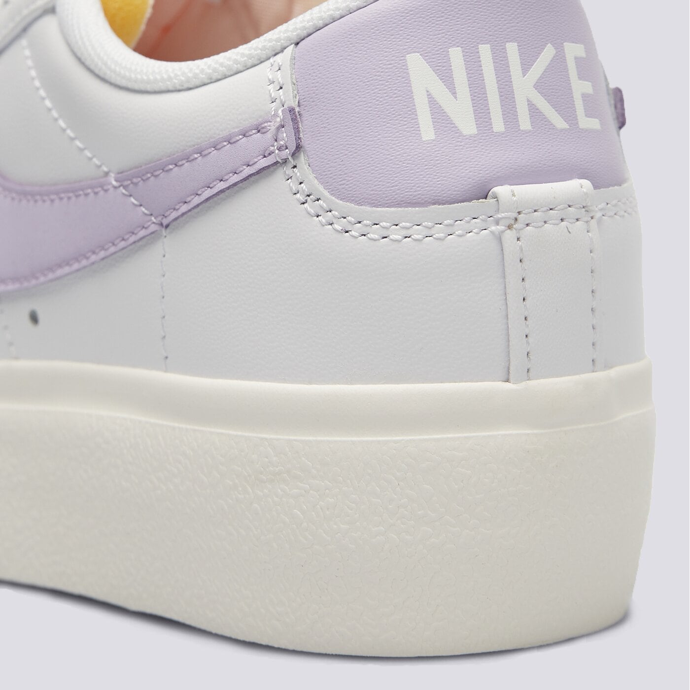Buty sportowe damskie NIKE BLAZER LOW PLATFORM dj0292-114 kolor biały