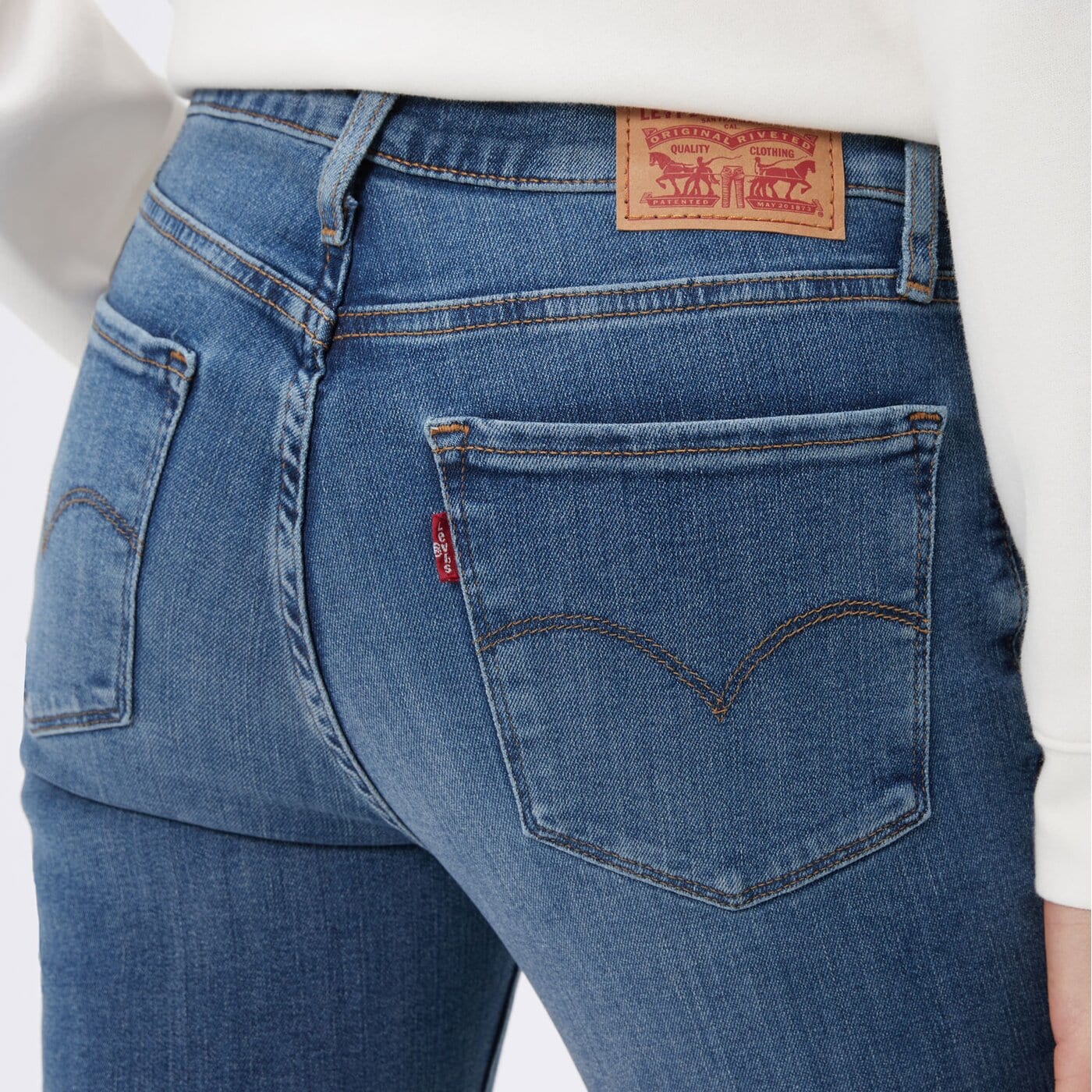 Spodnie dresowe damskie LEVI'S SPODNIE 314 SHAPING STRAIGHT 19631-0238 kolor niebieski