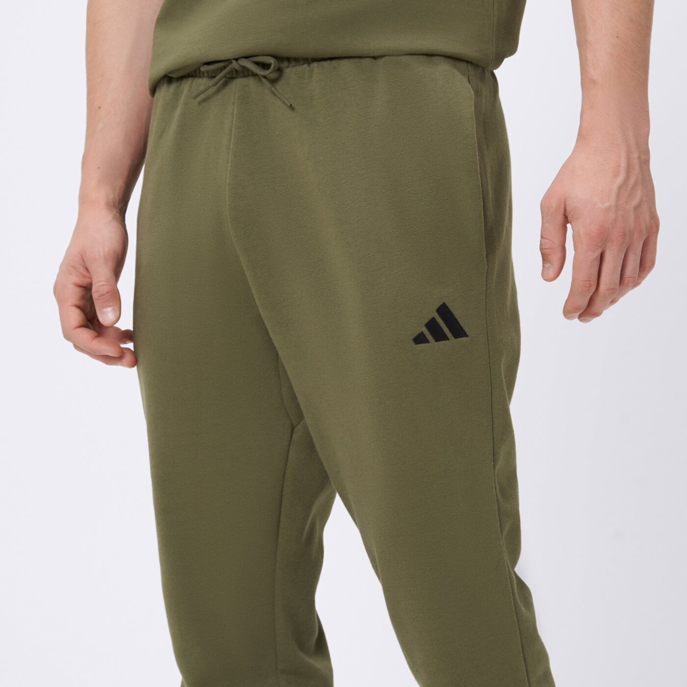 Spodnie dresowe męskie ADIDAS SPODNIE M FEELCOZY PANT je3812 kolor khaki