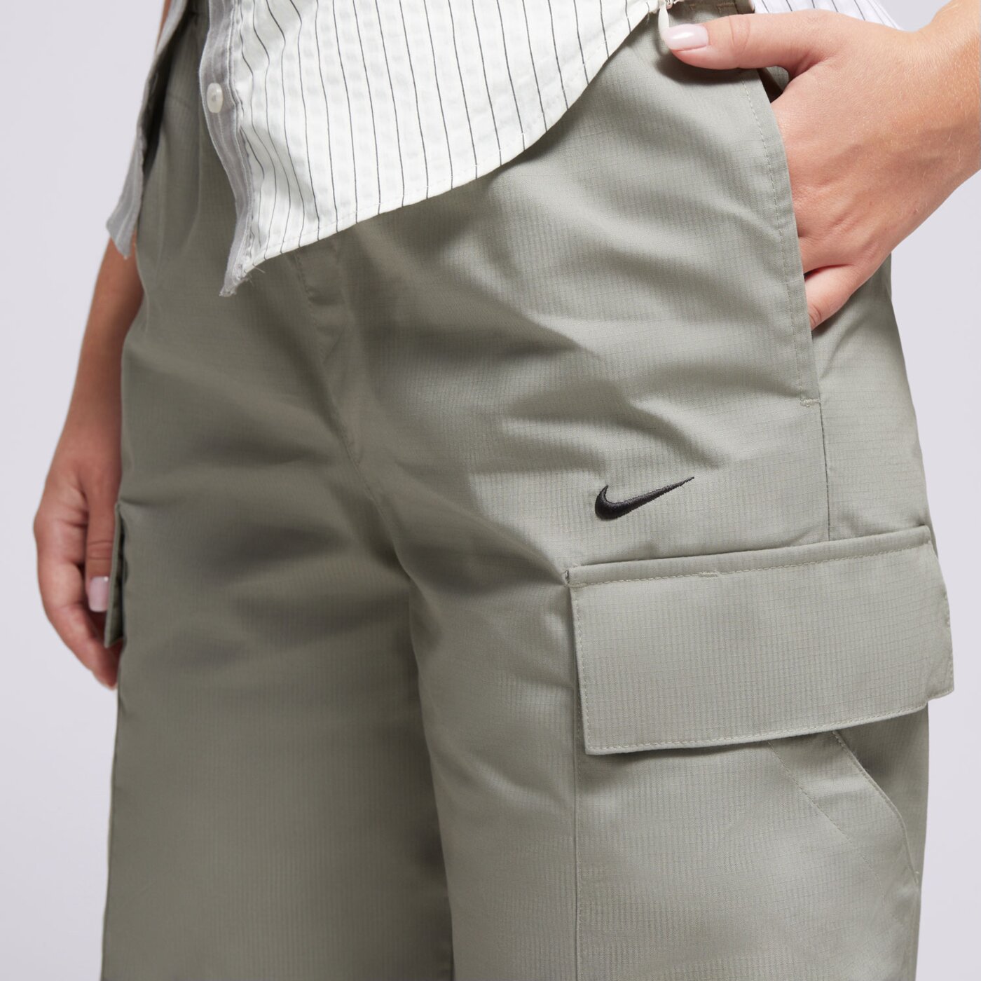 Spodnie dresowe damskie NIKE SPODNIE W NSW ESSTL WVN MR STD CARGO fv7643-320 kolor khaki