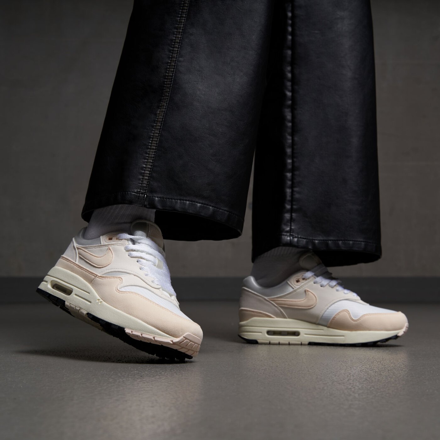 Buty sportowe damskie NIKE AIR MAX 1 dz2628-111 kolor beżowy