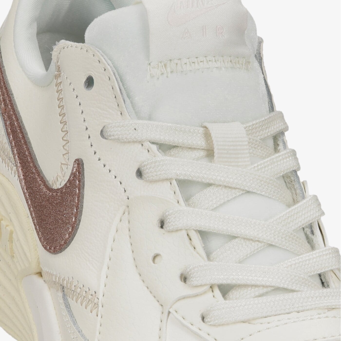 Buty sportowe damskie NIKE WMNS AIR MAX EXCEE LEA dm0837-100 kolor biały