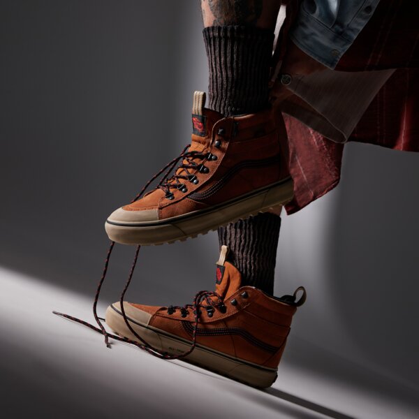 Buty sportowe męskie VANS MTE SK8-HI DR WATERPROOF vn000cvrn1z1 kolor brązowy