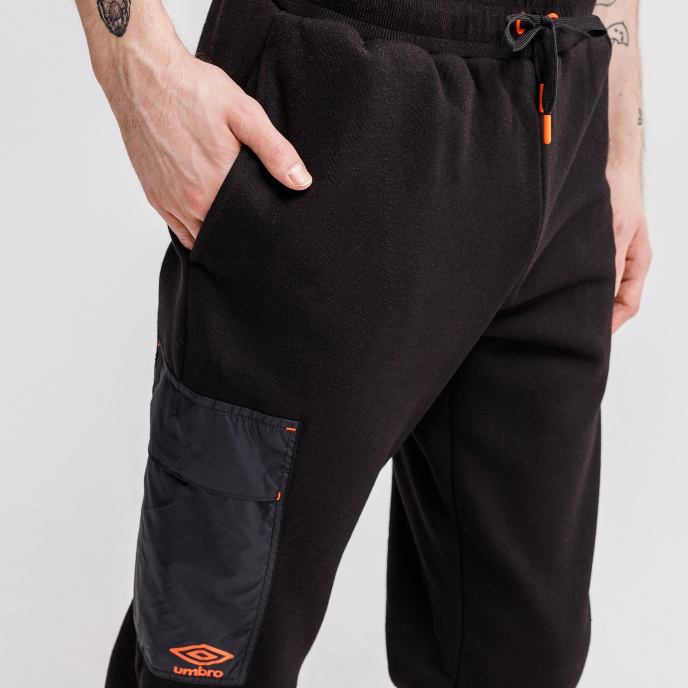 Spodnie dresowe męskie UMBRO SPODNIE DANNI ul121spm36001 kolor czarny