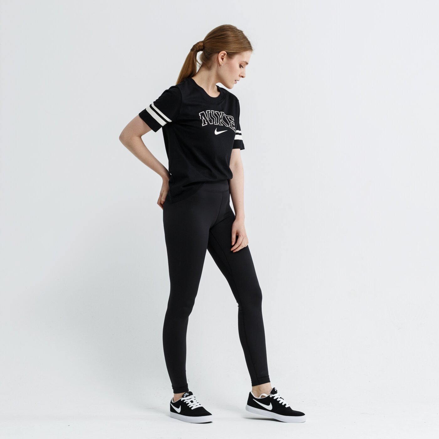 Koszulka damska NIKE T-SHIRT SS W NSW SS VRSTY ar3769-010 kolor czarny