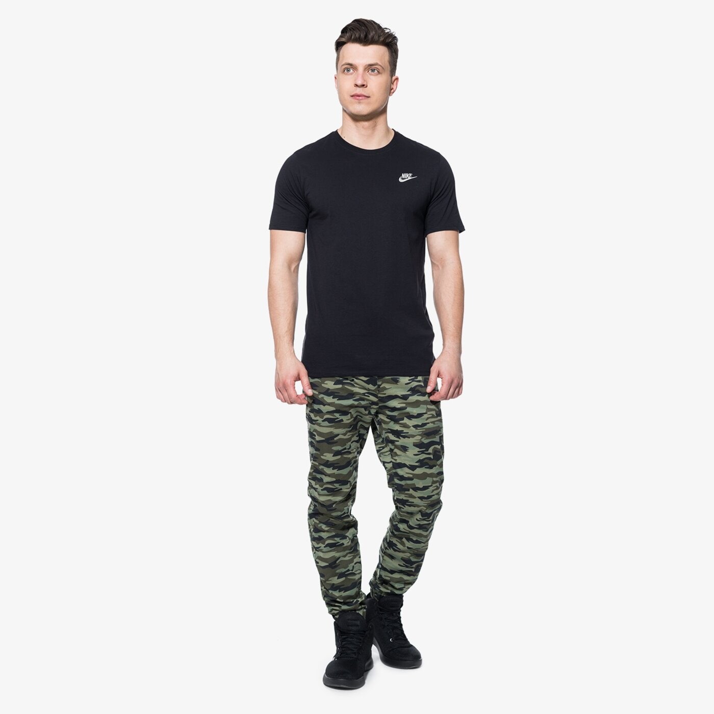 Koszulka męska NIKE T-SHIRT SS M NSW CLUB EMBRD FTRA 827021-010 kolor czarny