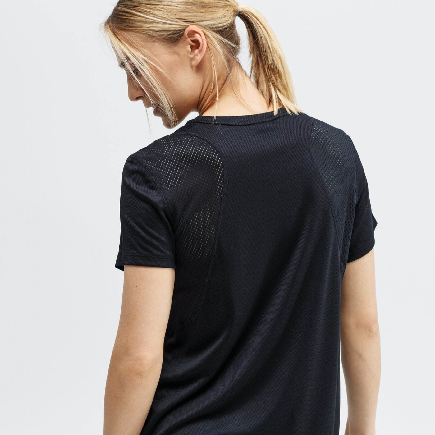 Koszulka damska NIKE T-SHIRT SS W NK RUN SS GX bv2910-010 kolor czarny