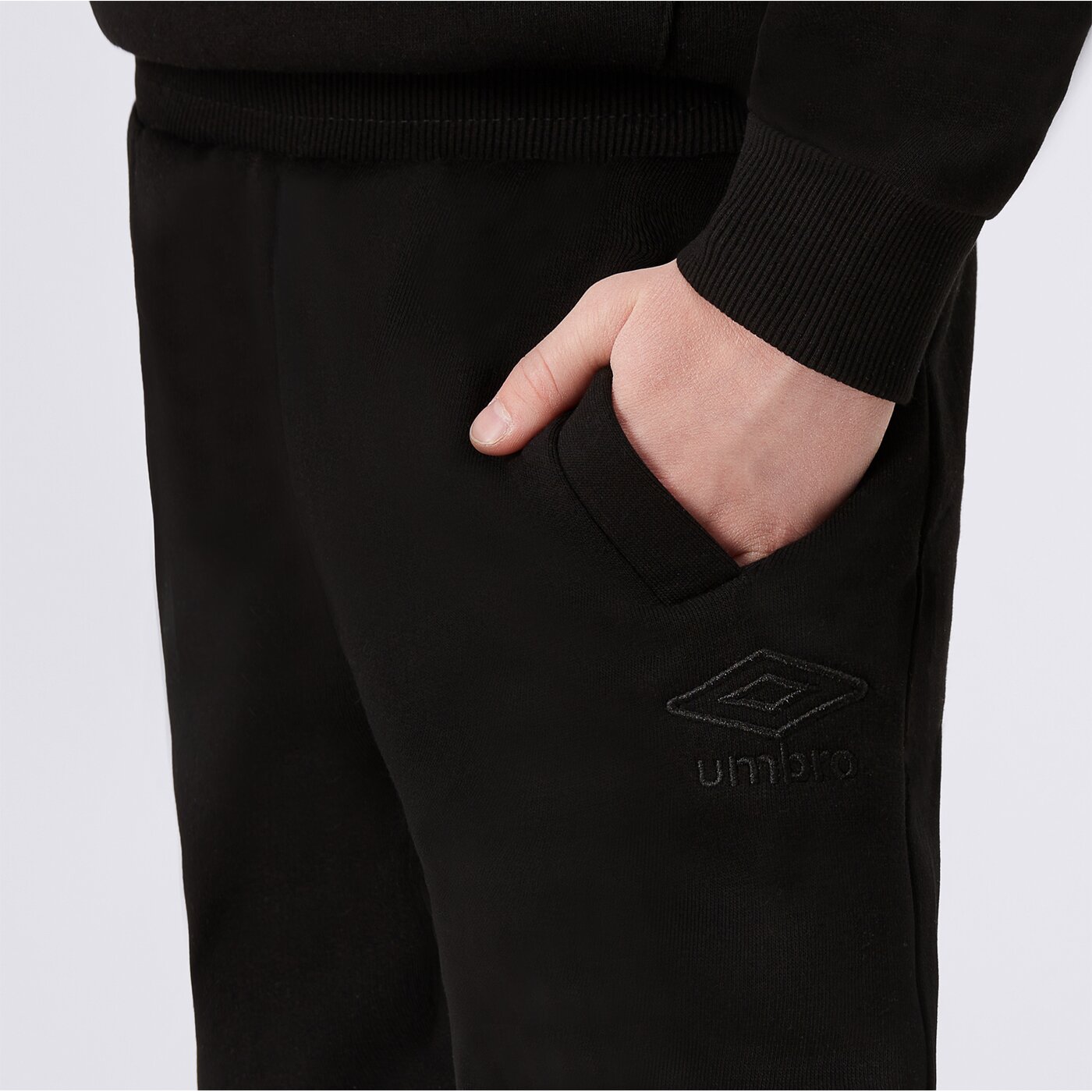 Spodnie dziecięce UMBRO SPODNIE GWILLYN JR ul125spmj9001 kolor czarny