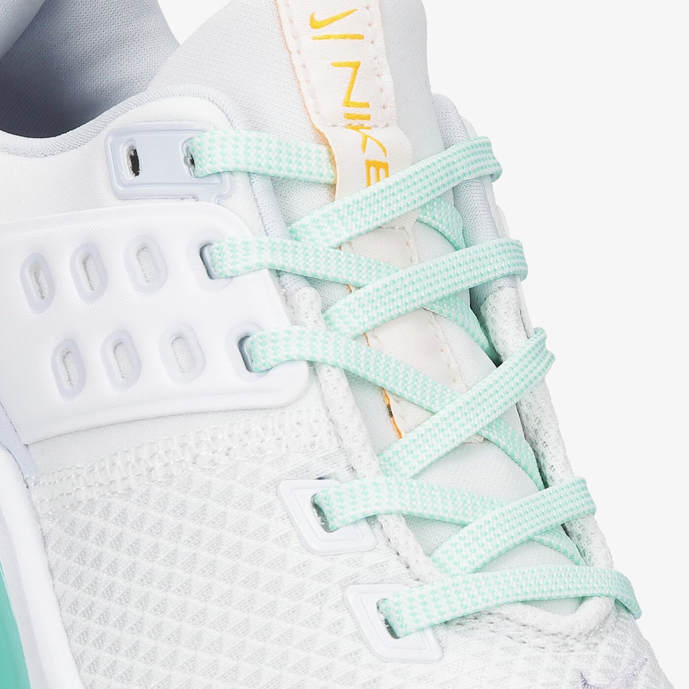 Buty treningowe damskie NIKE AIR MAX BELLA TR 4 cw3398-101 kolor biały