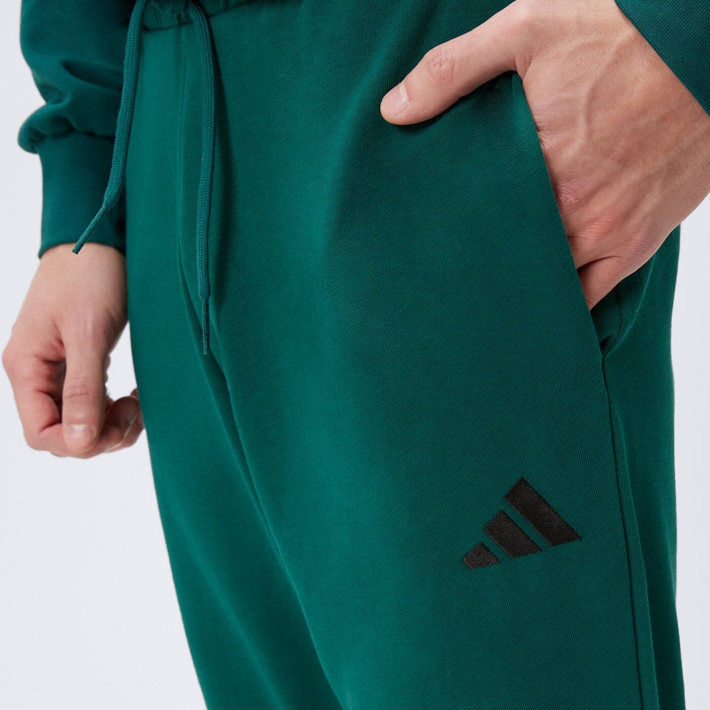 Spodnie dresowe męskie ADIDAS SPODNIE M FEELCOZY PANT je3858 kolor zielony