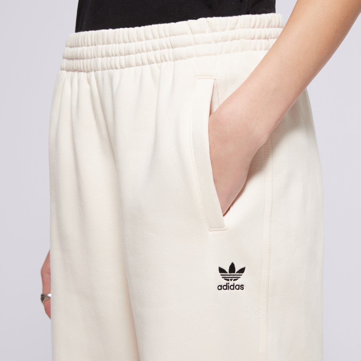 Spodnie dresowe damskie ADIDAS SPODNIE ESS JOGGERS iy9635 kolor biały
