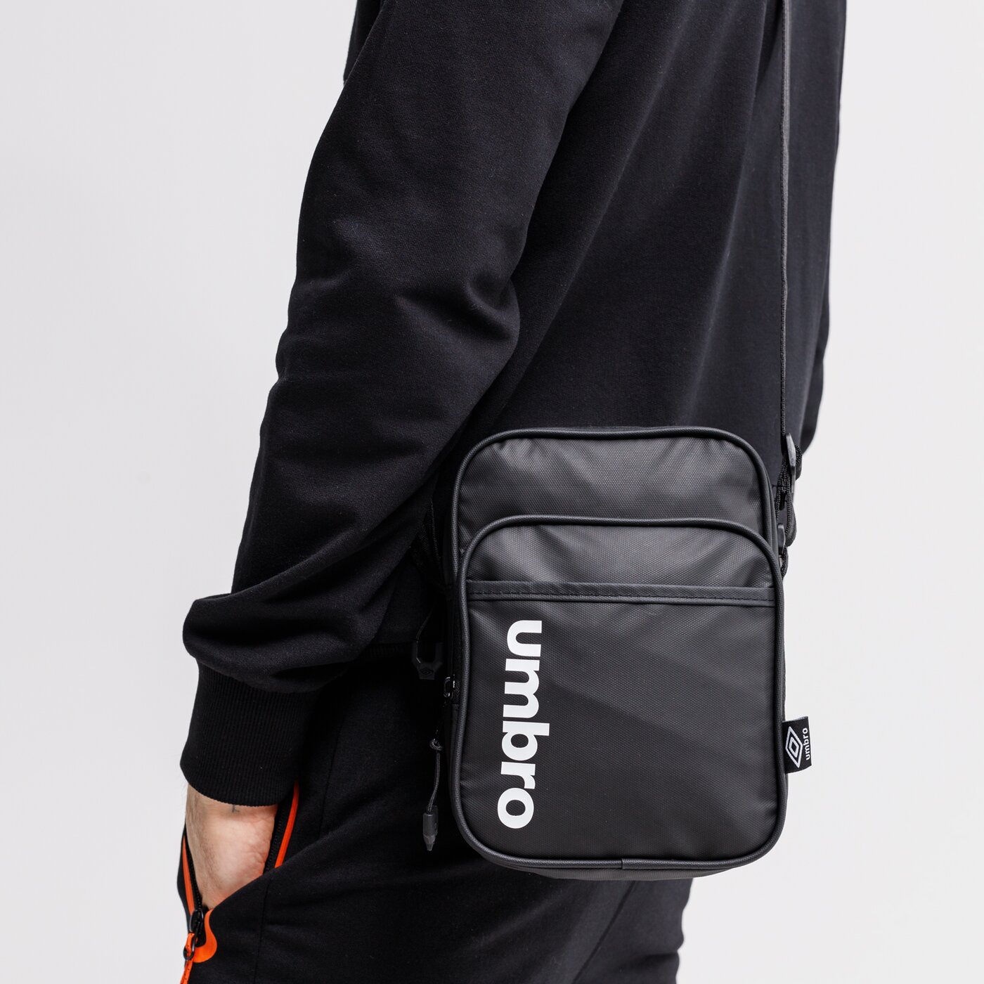 Torba sportowa damska UMBRO TOREBKA CORWEN ul121tom08001 kolor czarny