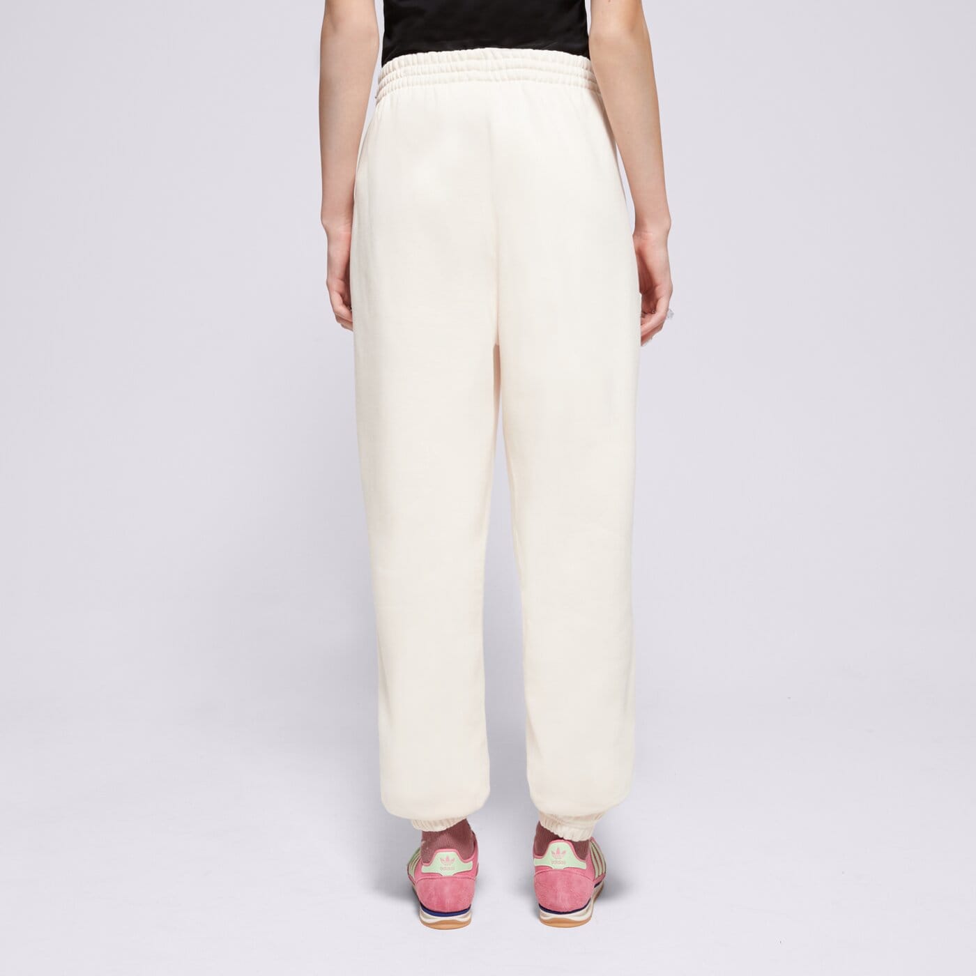 Spodnie dresowe damskie ADIDAS SPODNIE ESS JOGGERS iy9635 kolor biały