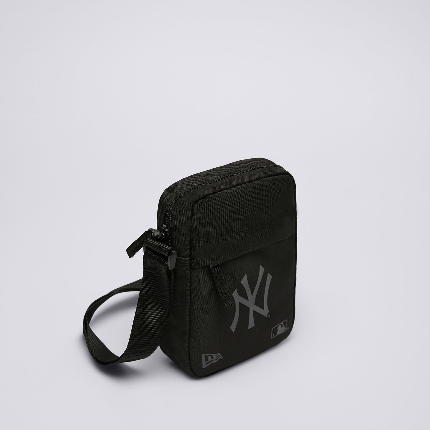 Nerka (saszetka na pas) damska sportowa NEW ERA TOREBKA MLB SIDE BAG NEYYAN BLKBLK NEW YORK YANKEES  12145422 kolor czarny