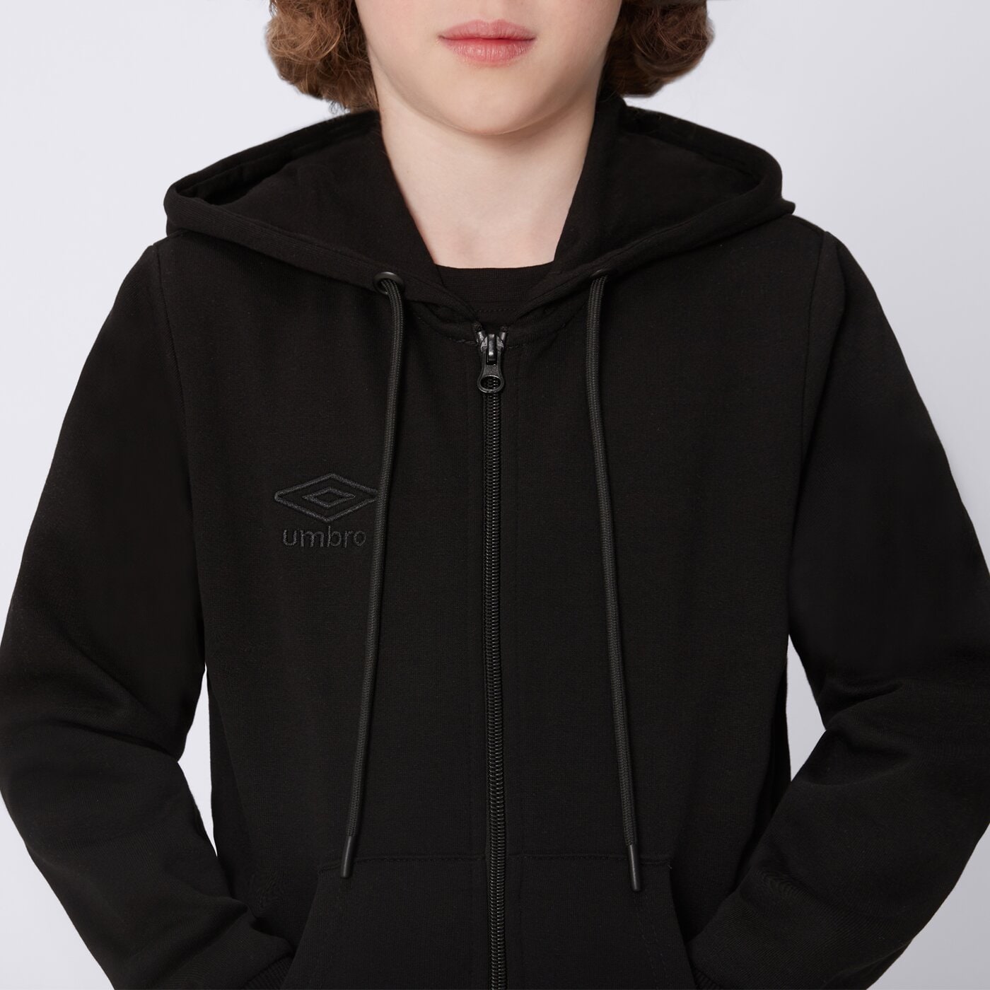 Bluza dziecięca UMBRO BLUZA ROZPINANA Z KAPTUREM GALLO JR ul125blmj9001 kolor czarny