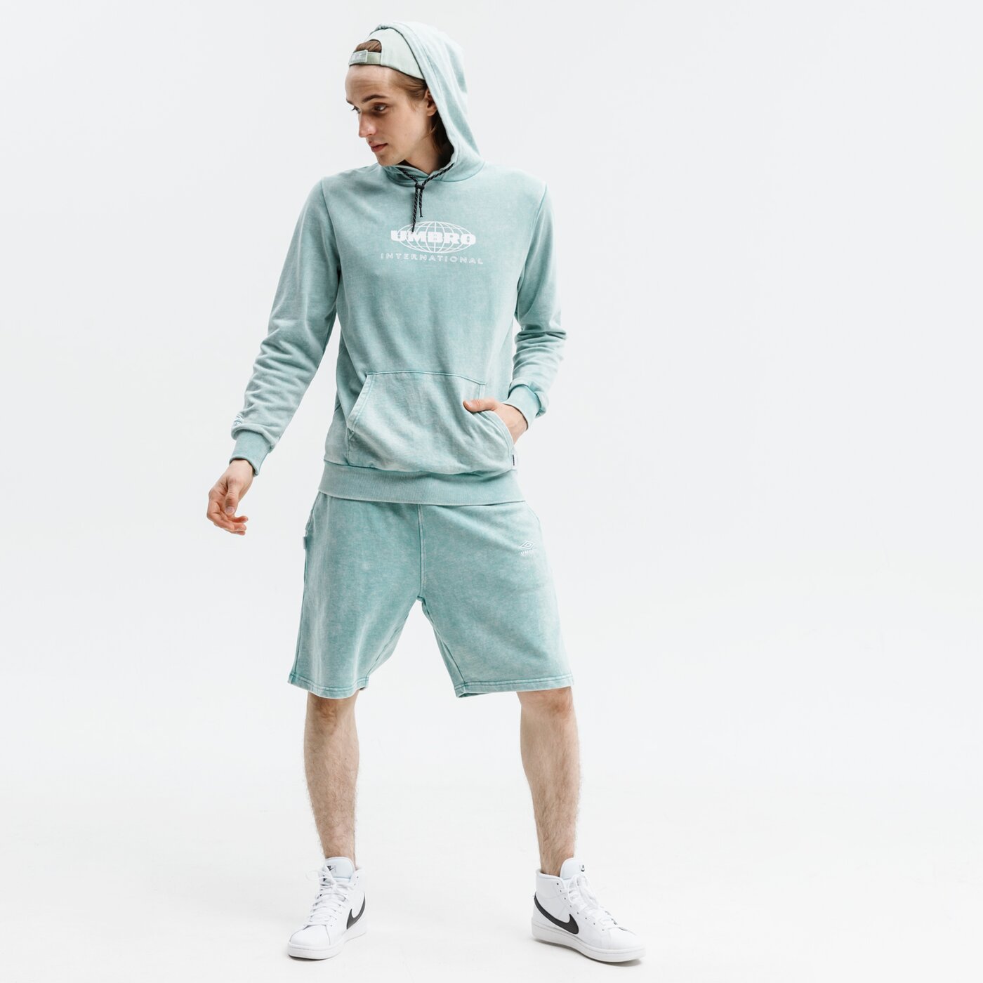 Bluza męska UMBRO BLUZA Z KAPTUREM WASHED GRAPHIC 65873u-jvp kolor niebieski