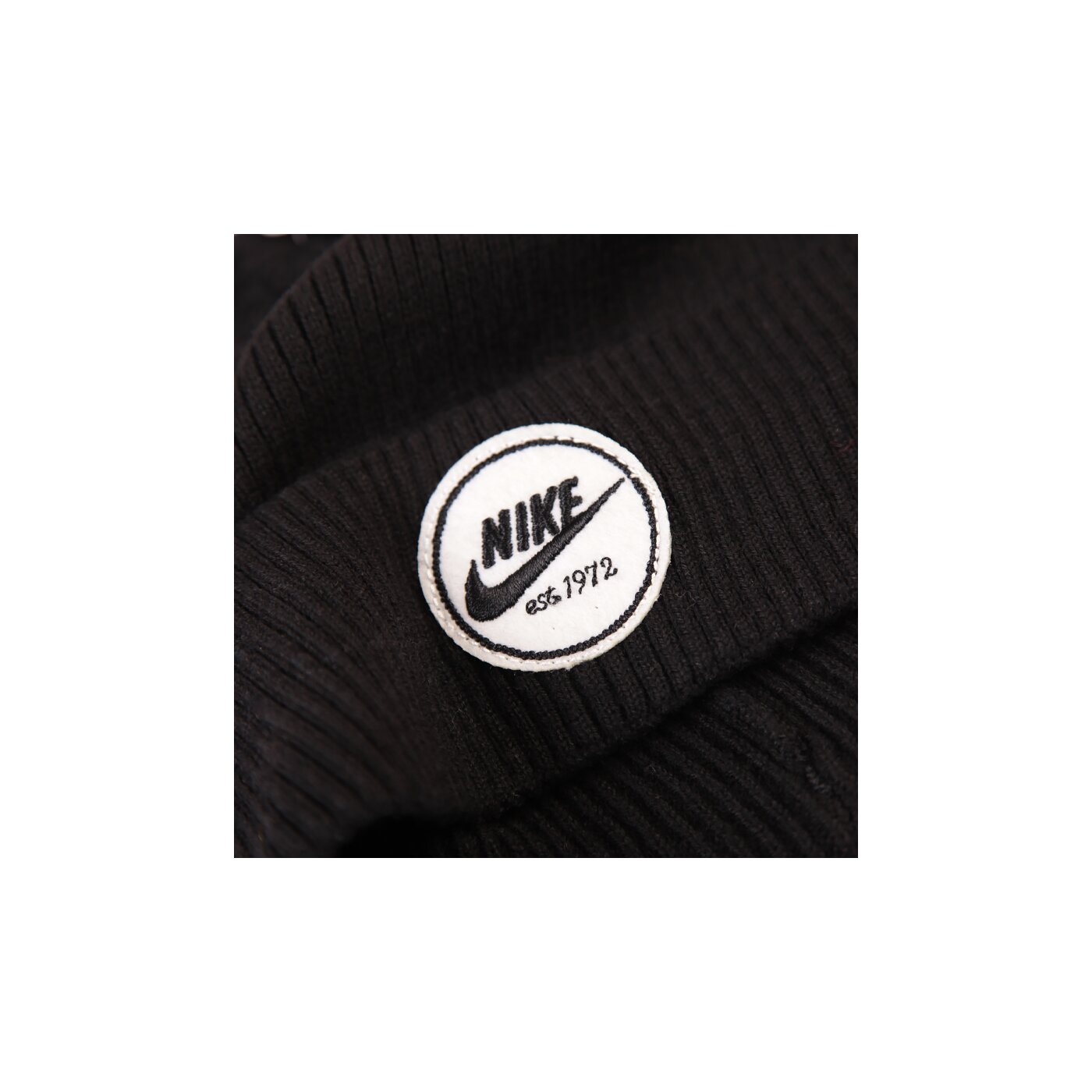 Czapka zimowa damska NIKE CZAPKA BEANIE CUFFED-CORE RED 628672010 kolor czarny