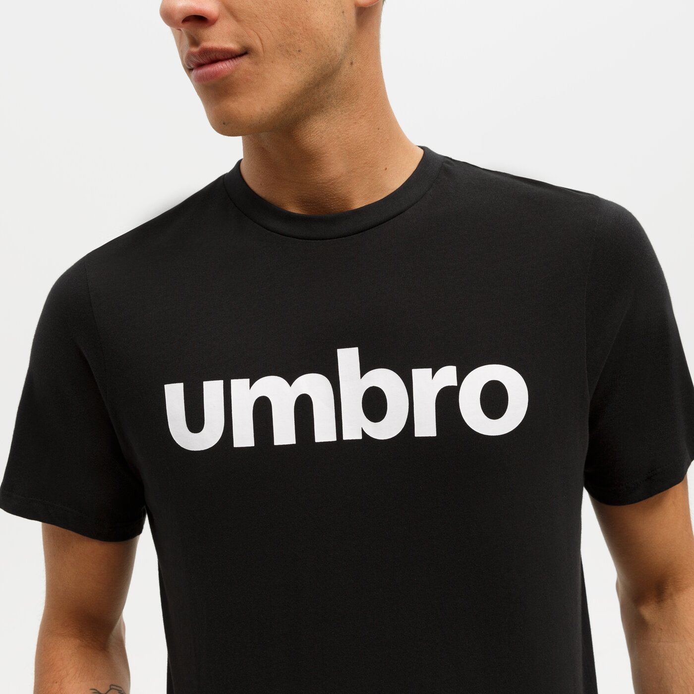 Koszulka męska UMBRO T-SHIRT LINEAR LOGO GRAPHIC 65551u-060 kolor czarny