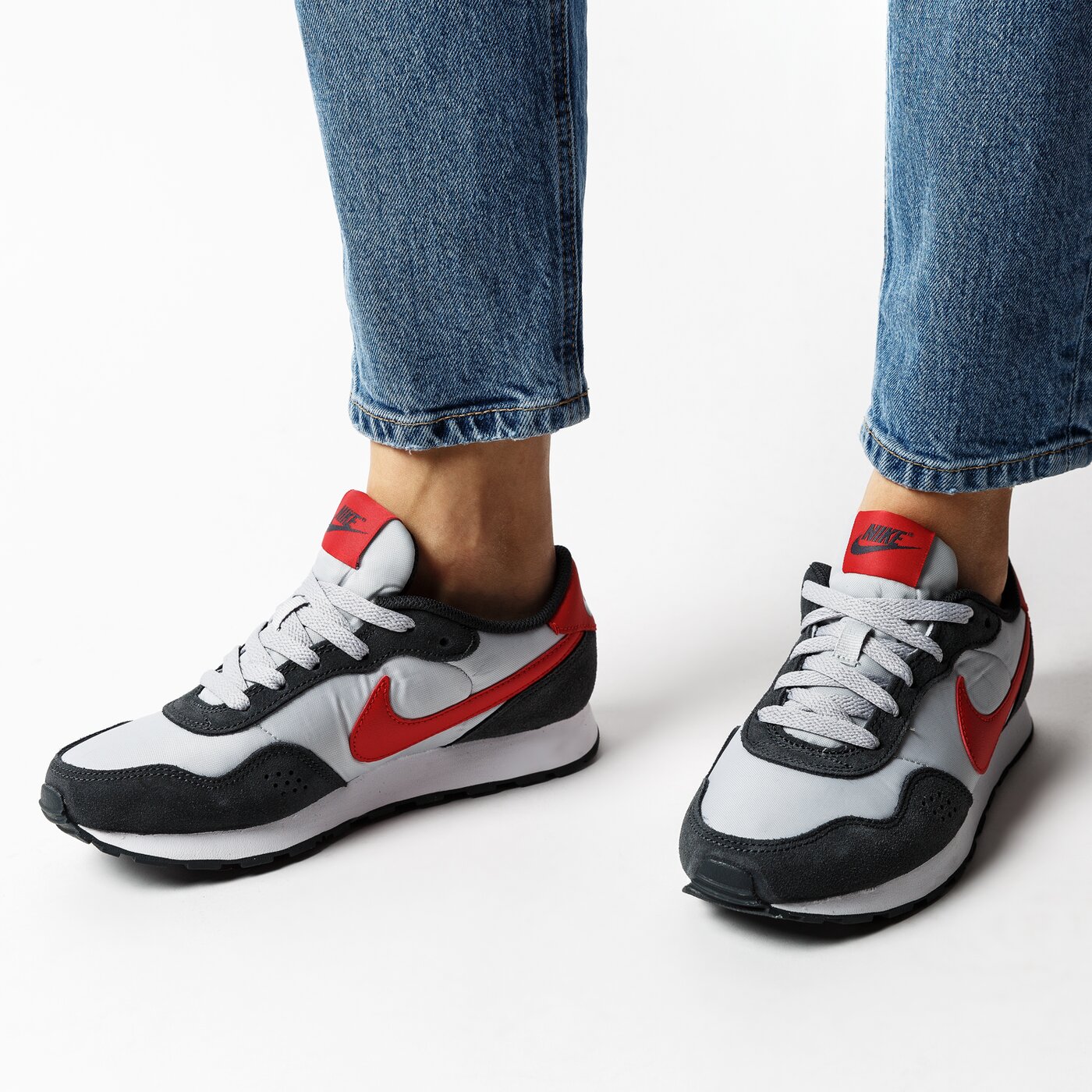 Buty dziecięce NIKE MD VALIANT cn8558-003 kolor multicolor