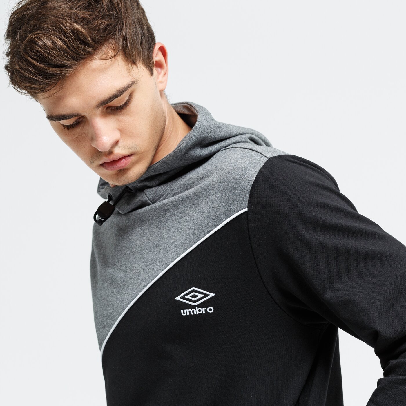 Bluza męska UMBRO BLUZA Z KAPTUREM KOLIMA ul39blm19002 kolor czarny