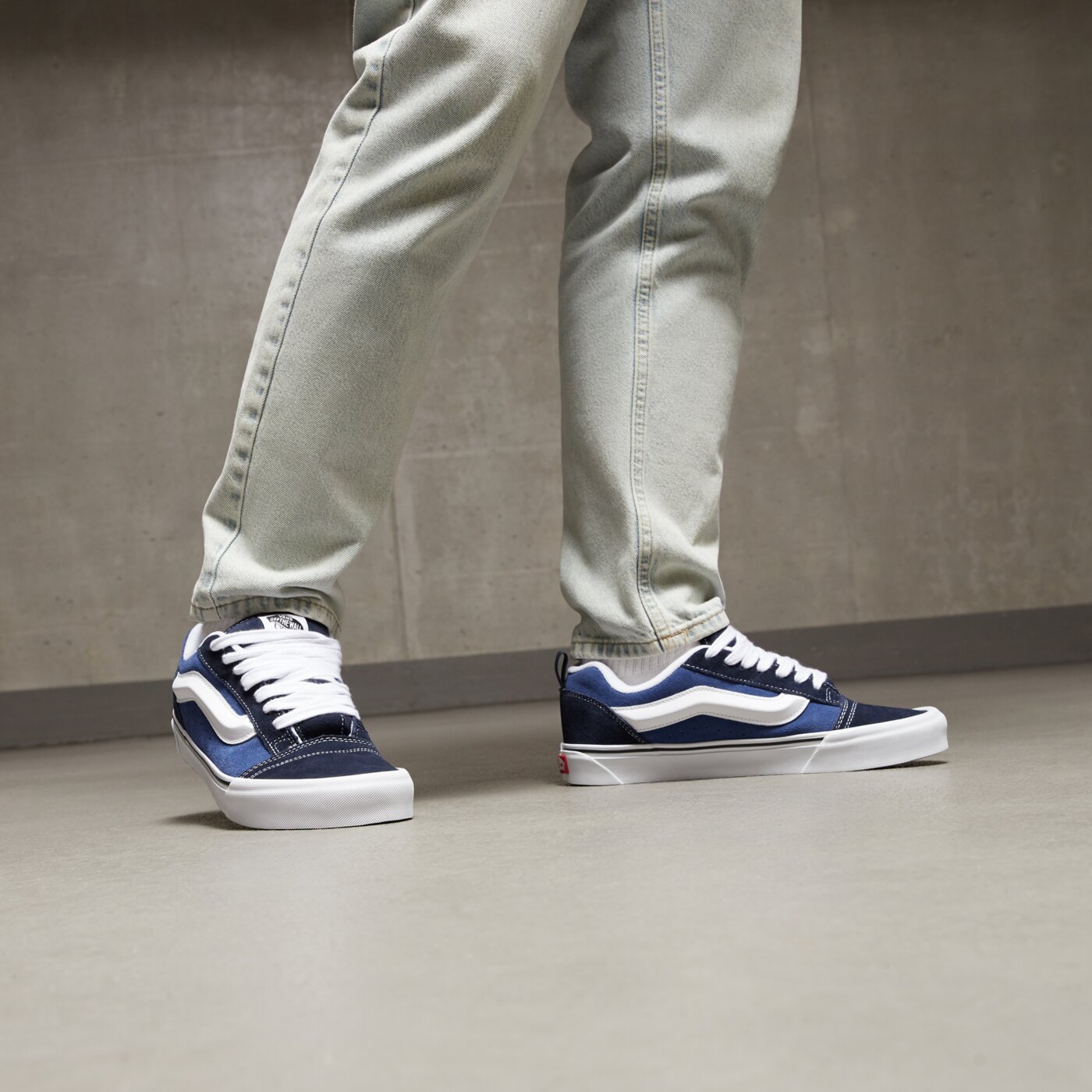 Buty sportowe męskie VANS KNU SKOOL  vn0009qcnwd1 kolor niebieski