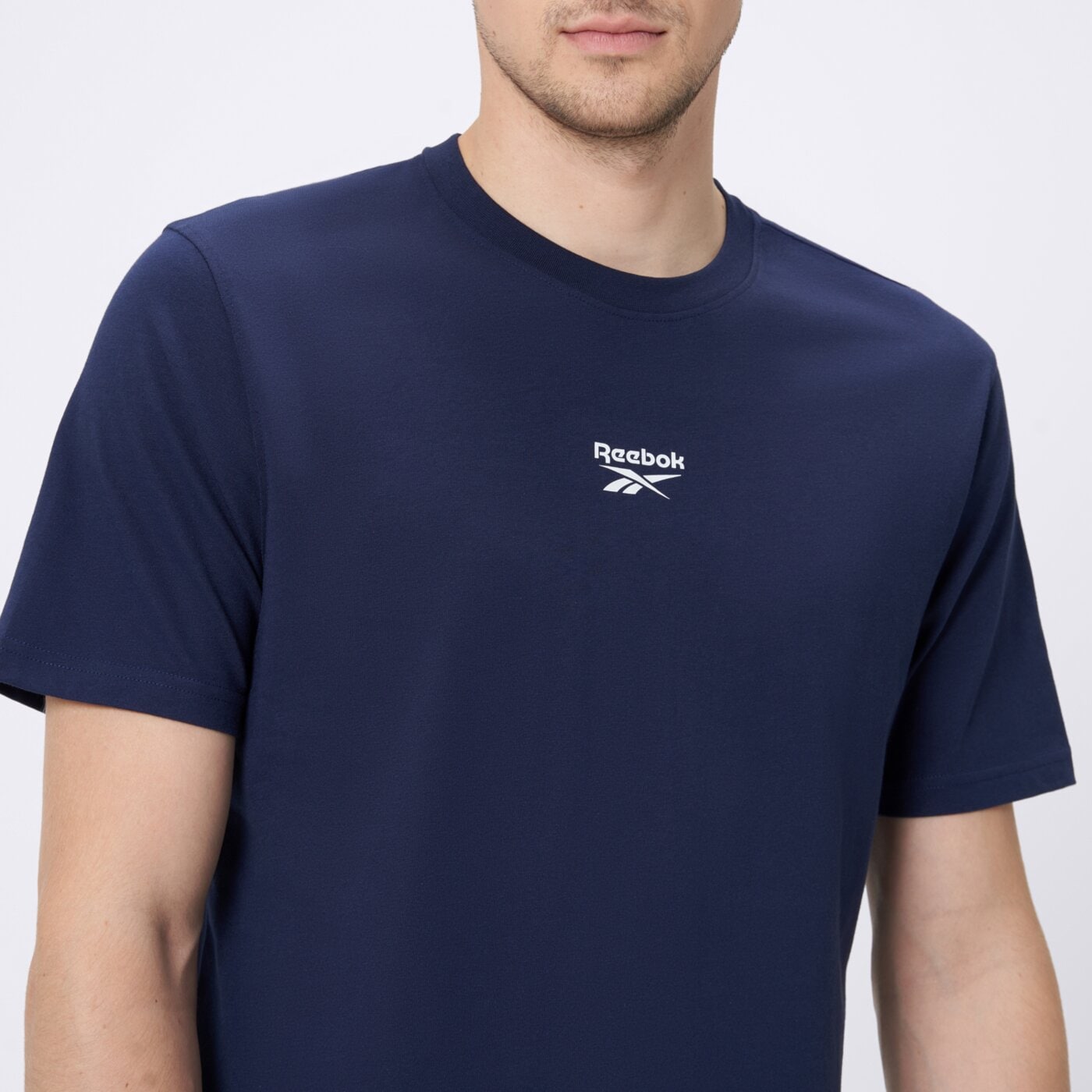 Koszulka męska REEBOK T-SHIRT MITCHAM FRNT BK LOGO CREW NECK 100240880 kolor granatowy