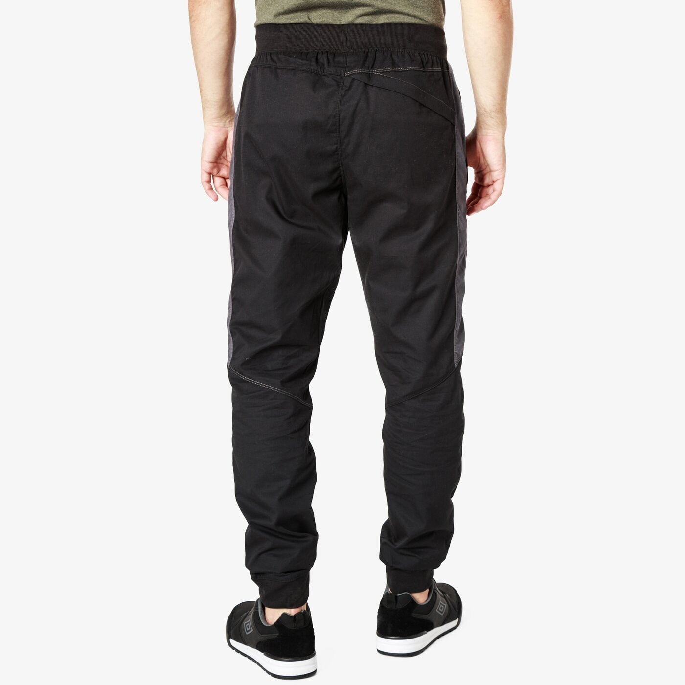 Spodnie dresowe męskie UMBRO SPODNIE WOVEN 65132u-hem kolor czarny