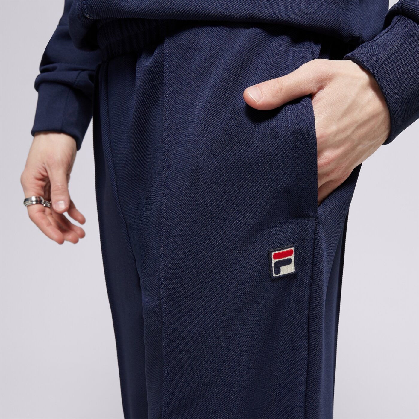 Spodnie dresowe męskie FILA SPODNIE PIN TUCK SLIM LEG PANT fw24mh035410 kolor granatowy