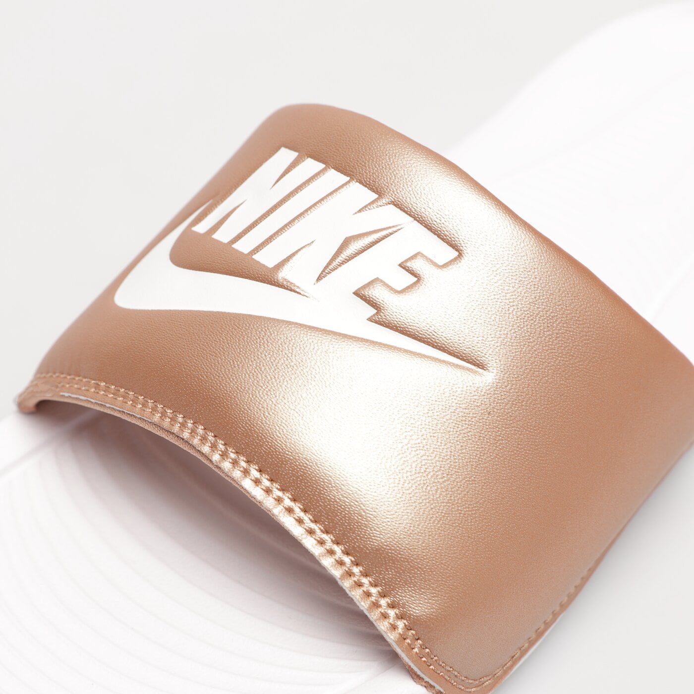 Klapki damskie NIKE VICTORI ONE SLIDE  cn9677-900 kolor złoty