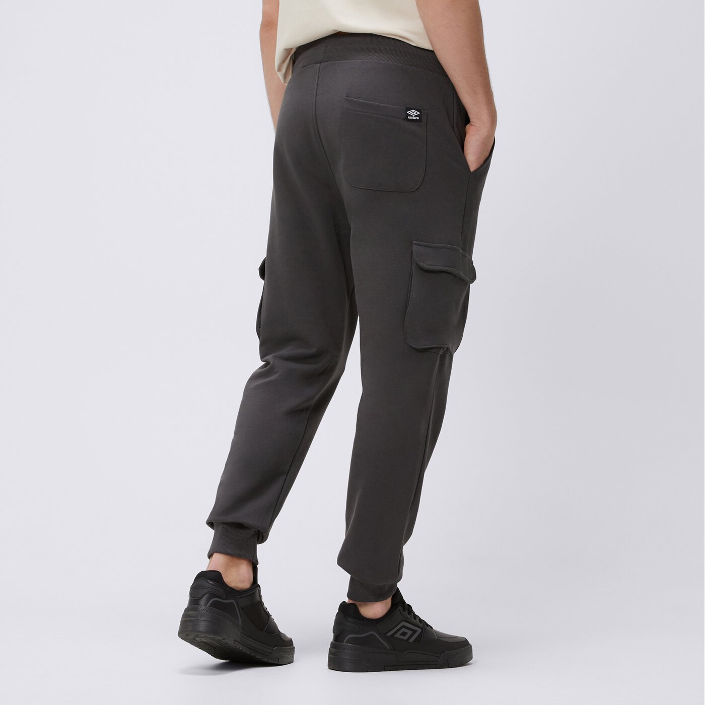 Spodnie dresowe męskie UMBRO SPODNIE ESS CARGO ul125spm02002 kolor szary