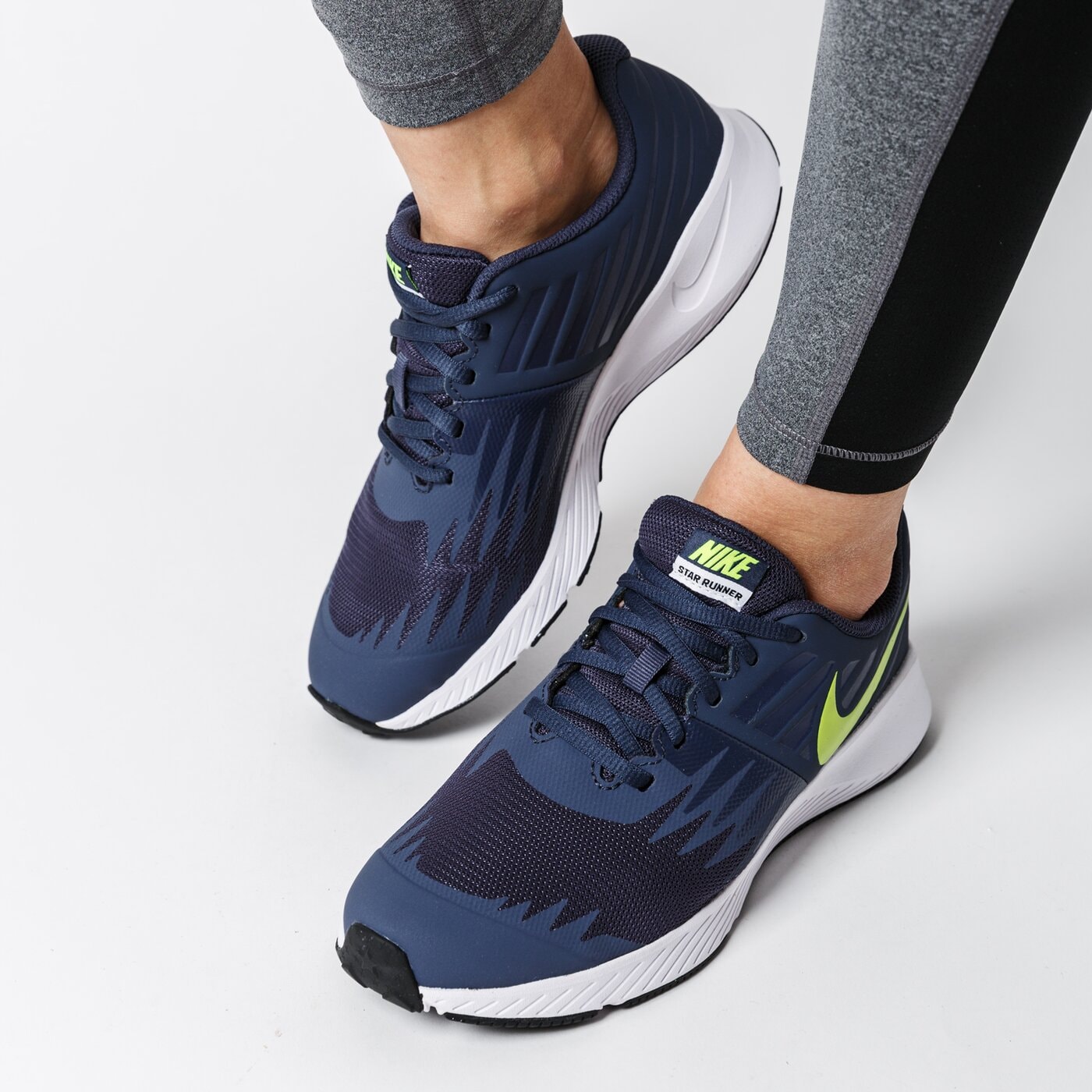 Buty do biegania dla dzieci NIKE STAR RUNNER BG 907254-404 kolor granatowy