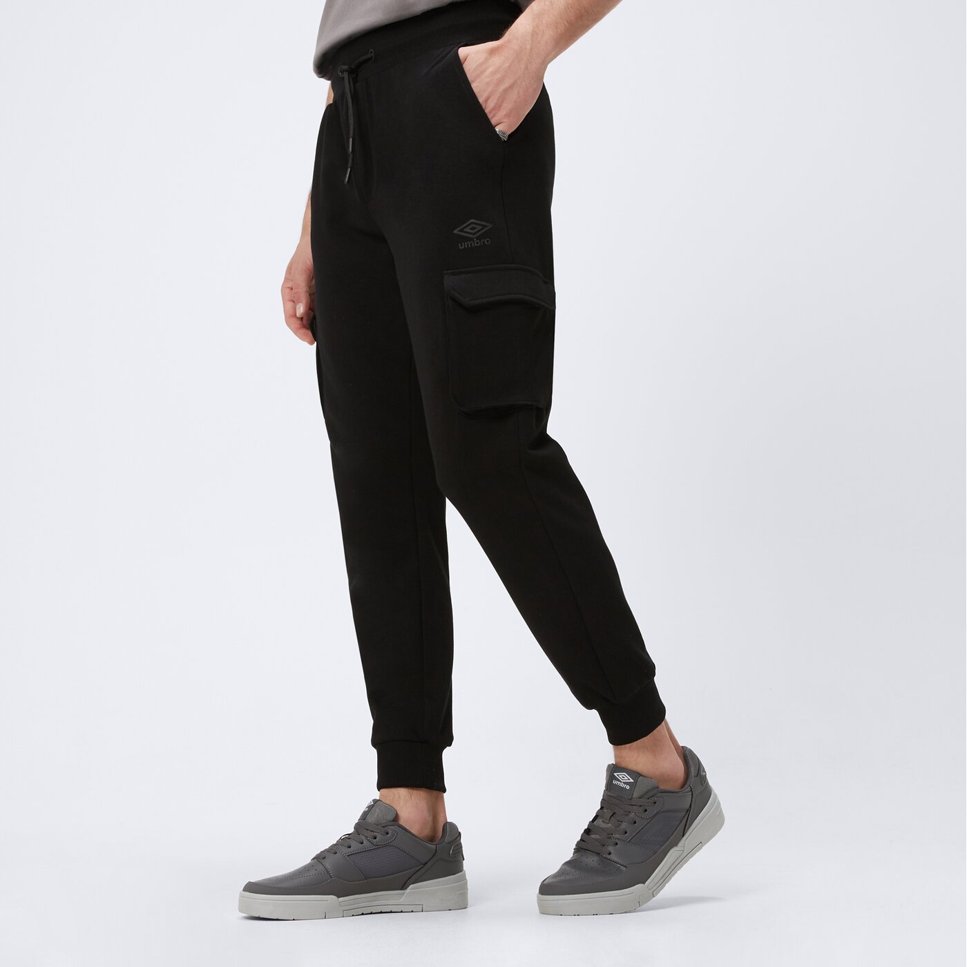 Spodnie dresowe męskie UMBRO SPODNIE ESS CARGO ul125spm02001 kolor czarny