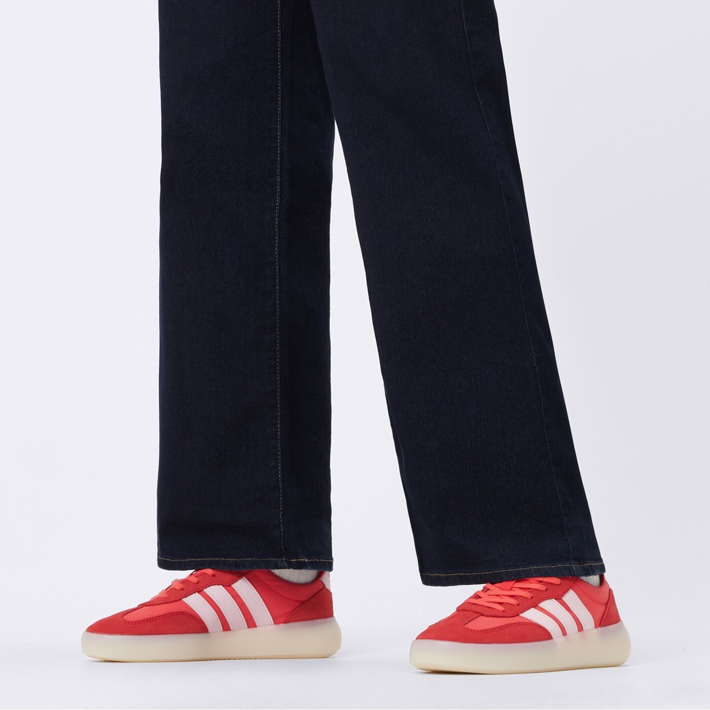 Buty sportowe damskie ADIDAS BARREDA DECODE jp9669 kolor czerwony