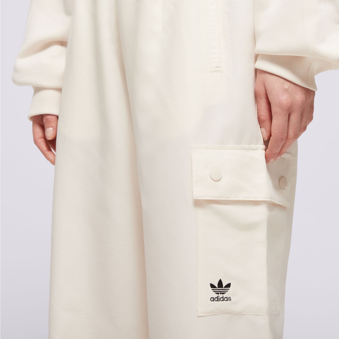 Spodnie dresowe damskie ADIDAS SPODNIE ESSENTIALS WOVEN CARGO ix9970 kolor beżowy