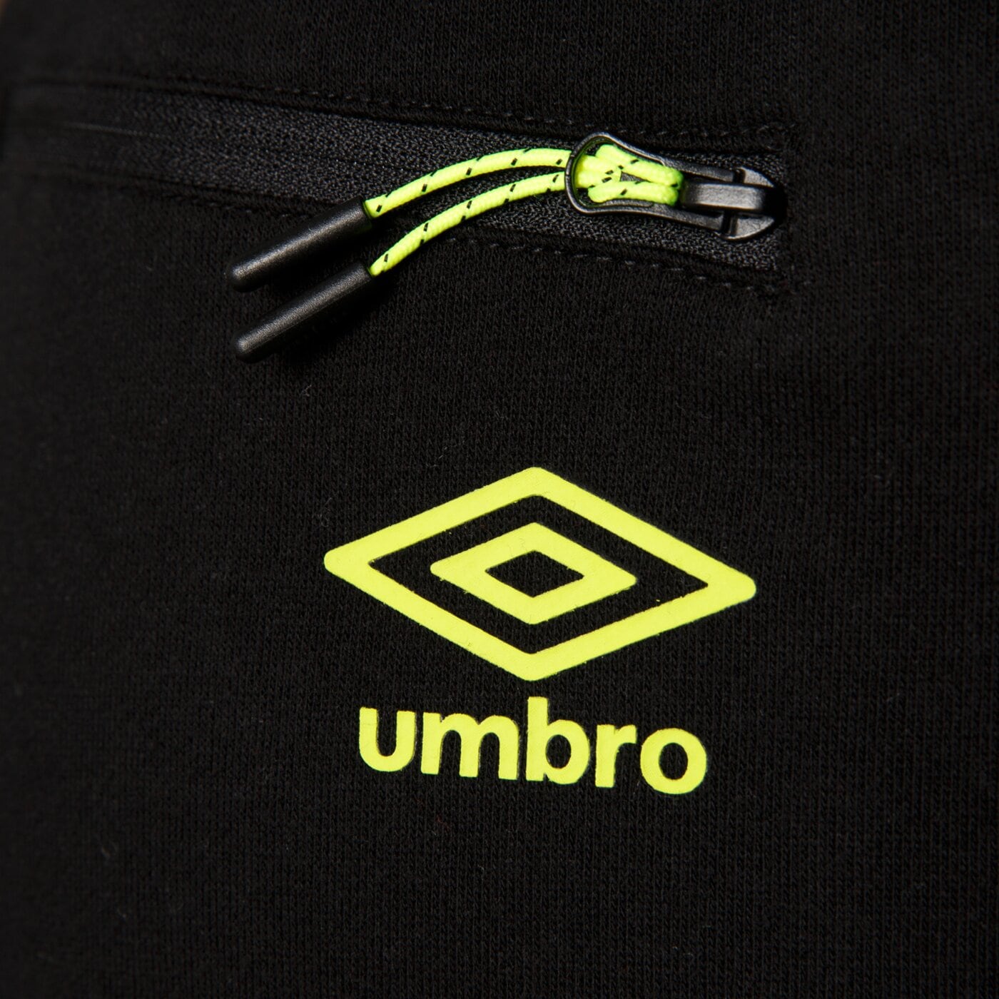 Spodnie dresowe męskie UMBRO SPODNIE FRANKIE ul122spm13001 kolor czarny