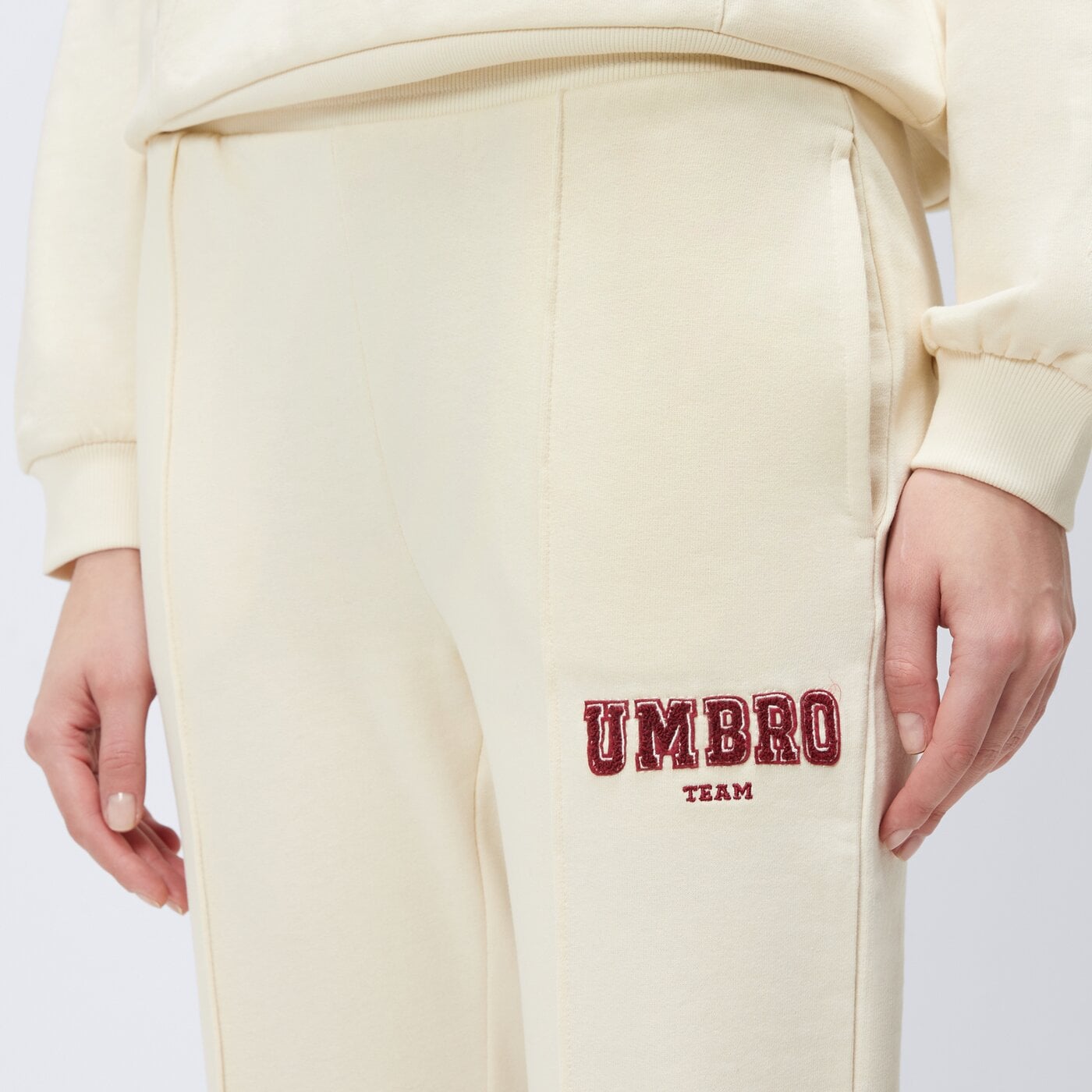 Spodnie dresowe damskie UMBRO SPODNIE COLLAGE ul125spd01001 kolor beżowy